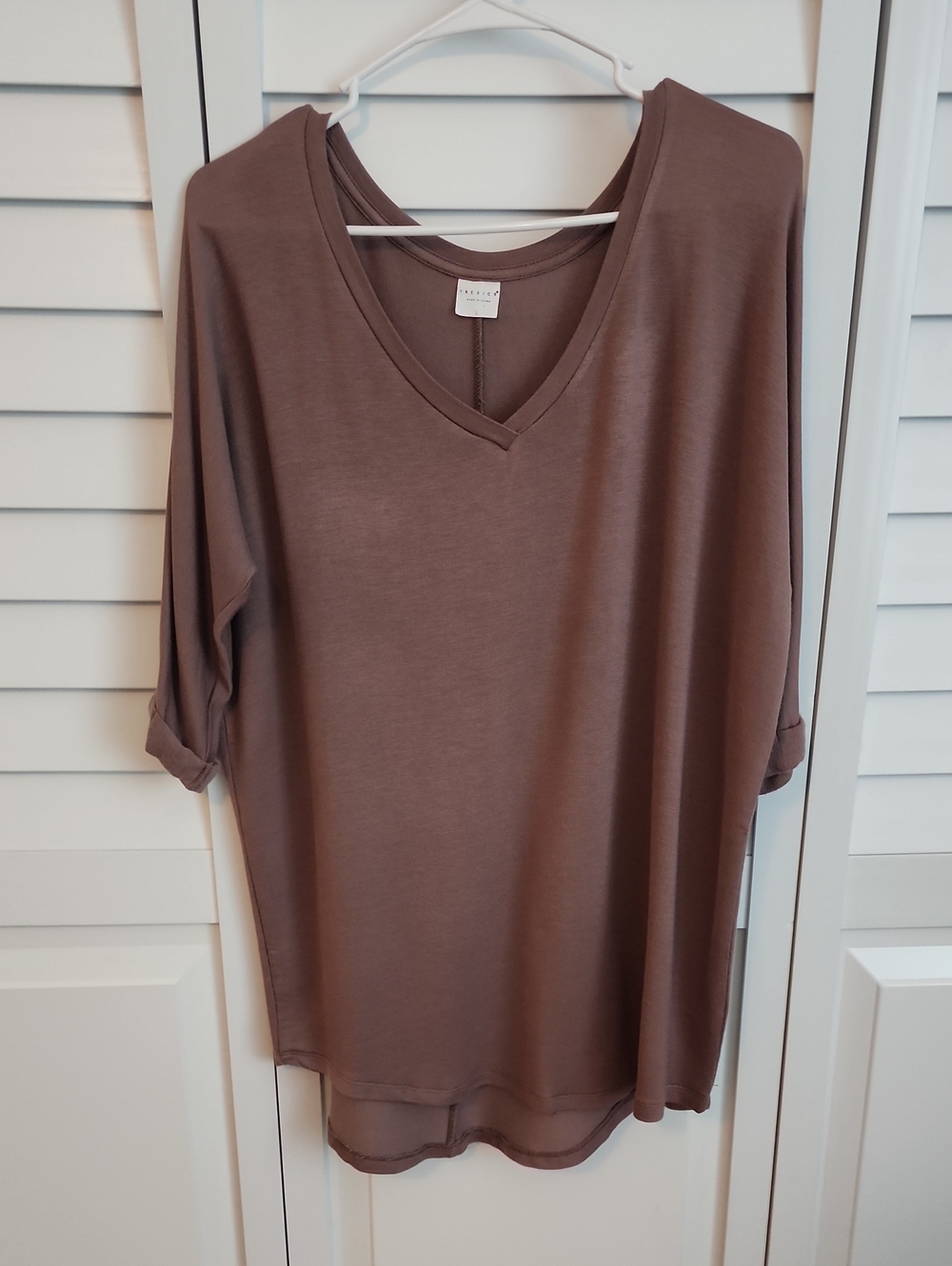 Relaxed V-Neck Women’s Top in Mauve Brown